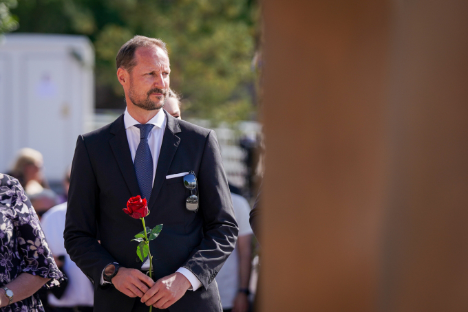 Kronprins Haakon la ned en rød rose ved det nasjonale minnesmerket. (Foto: Simen Løvberg Sund / Det kongelige hoff)